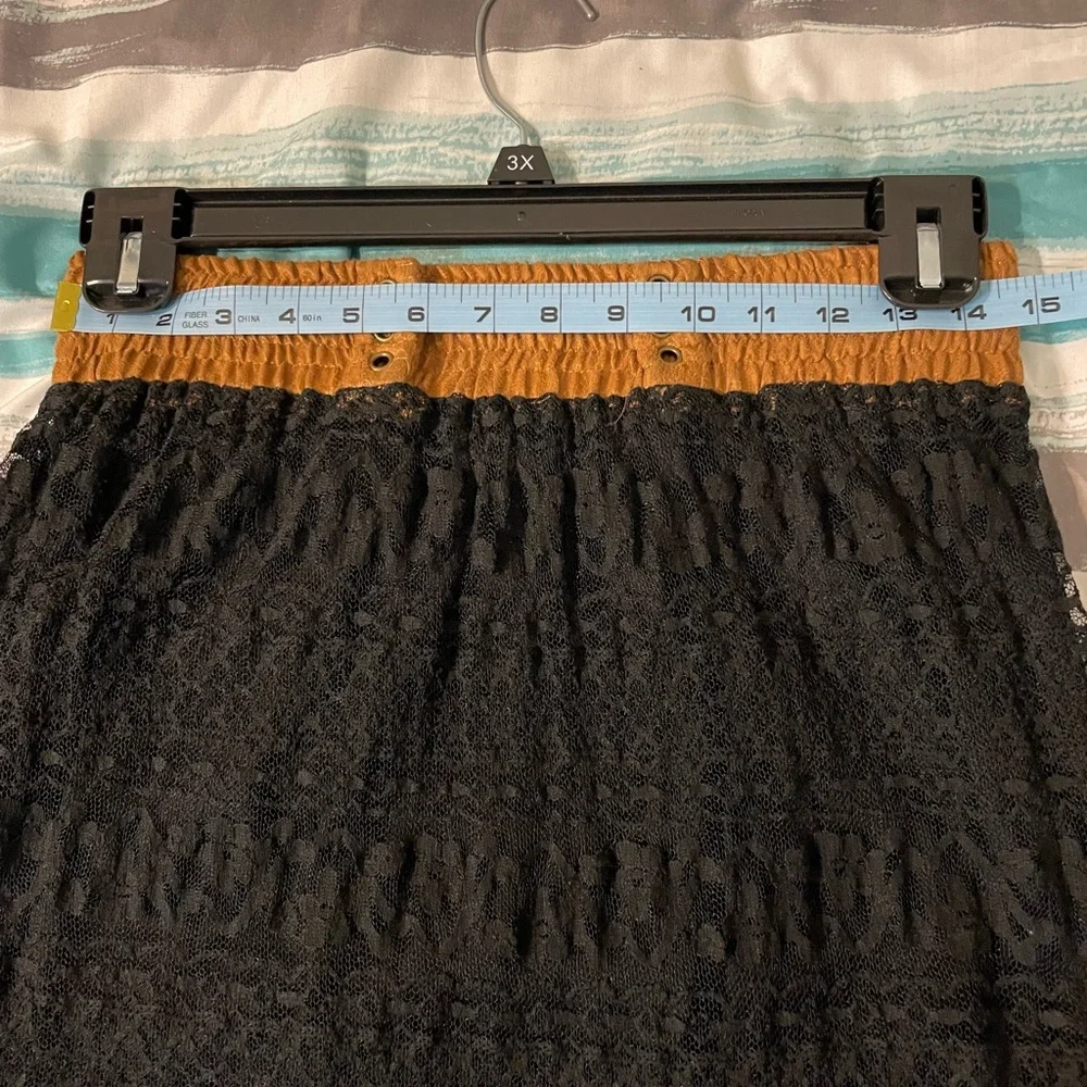 Beautiful black lace skirt - Picture 5 of 6